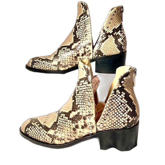 Steve Madden size 5.5  style Conspire snakeskin zip back 2” heel silver studs - Picture 4 of 10